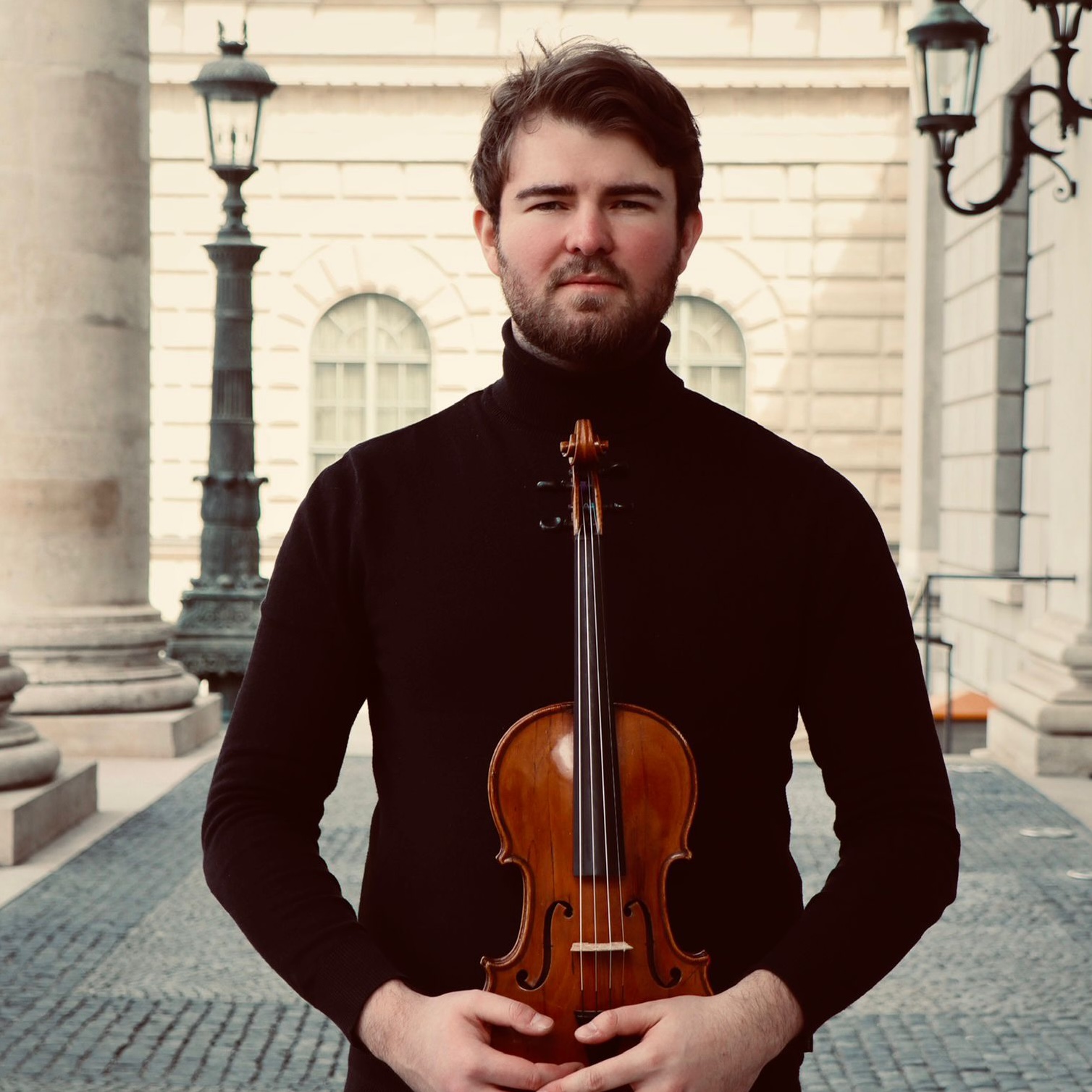 Julain Schad Portraet mit Geige Fotocredit Anjulie Chen Kopie - Klassik2.0